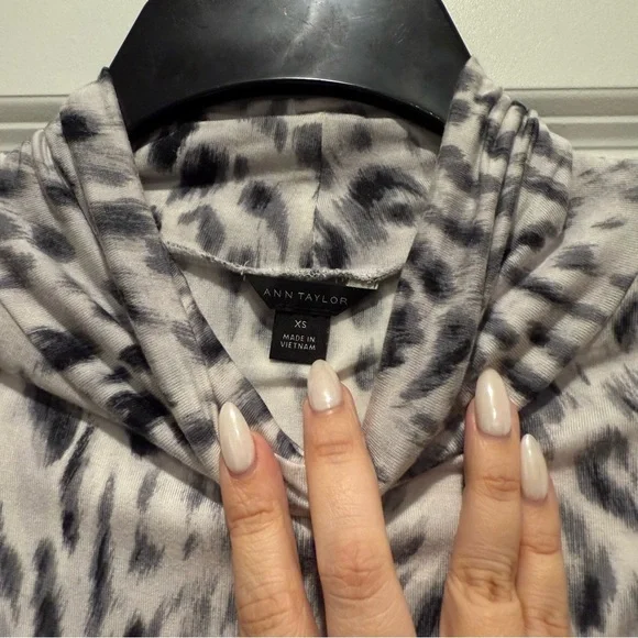 ANN TAYLOR PUFF SHOULDER TURTLENECK TOP SIZE XS - Picture 4 of 5